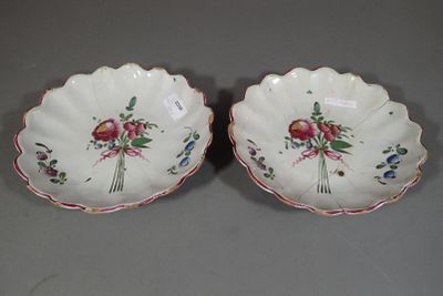 Faience de l 'Est. Paire de coupes en faïence polychrome à b…