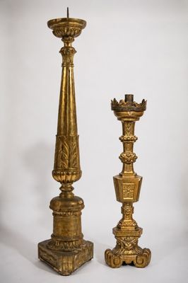 une paire de bougeoirs anciens en laiton sur socles, sur fond blanc