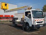 un camion blanc garé devant un bâtiment