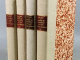 trois livres superposés sur une table