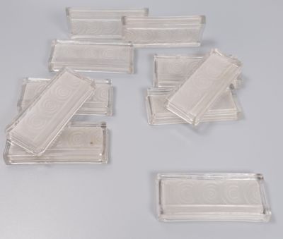 Suite de 12 porte-couteaux en verre mouluré à décor de cercl…