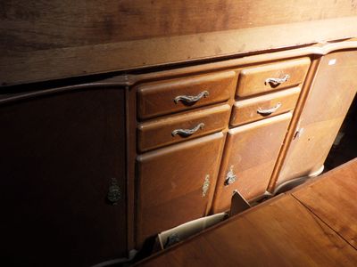 une armoire en bois avec des tiroirs et un plan de travail en bois