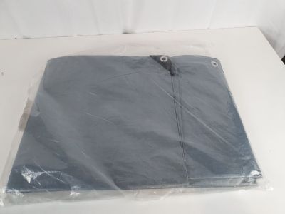 un sac en plastique posé sur une table blanche