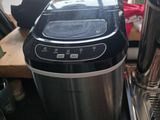 une cafetière posée sur un plan de travail à côté d'une autre cafetière