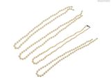 gros plan d'un collier de perles sur fond blanc