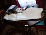 une table recouverte d'une nappe blanche et une chaise rouge