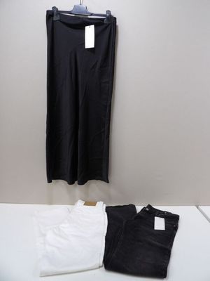 un pantalon noir et blanc et un t-shirt suspendus à un cintre