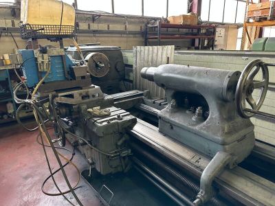 une grande machine installée dans un bâtiment