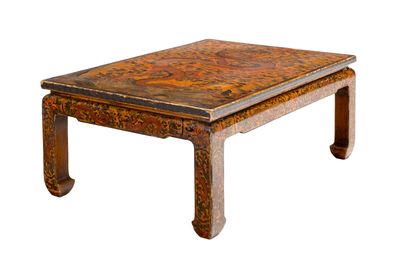 une table marron avec un plateau et des pieds en bois