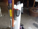 un aspirateur posé sur un support dans un garage