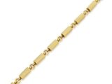 un bracelet en or jaune à maillons carrés