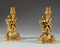 Paire de bougeoirs en bronze doré ciselé à décor de deux enf…