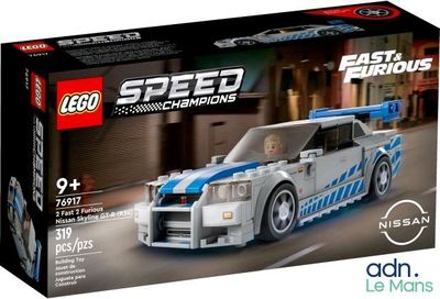 Le coffret Lego Speed Champions se trouve dans la boîte posée sur la table