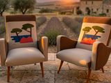 deux chaises posées sur une terrasse en pierre, avec le coucher de soleil en arrière-plan