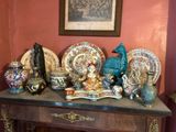 une table sur laquelle sont disposés divers objets décoratifs