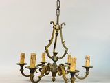 un lustre en laiton à cinq bougies suspendu au plafond