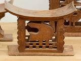 un banc en bois posé sur un parquet en bois dur