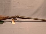 un fusil avec un canon en bois et une bouche en bois sur fond blanc