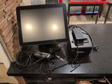 un écran et une imprimante posés sur une table