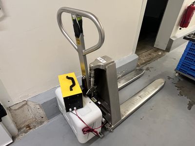 une photo d'un chariot élévateur sur lequel est apposé un panneau jaune