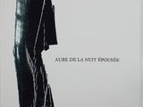 un livre sur lequel figure une photo en noir et blanc d'une personne debout devant un immeuble