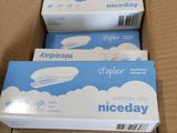 trois paquets de papier toilette posés sur un carton