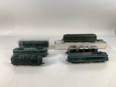 trois trains miniatures posés les uns à côté des autres sur une table