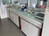 une photo d'un laboratoire doté de nombreux plans de travail