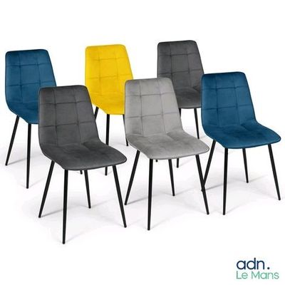 quatre chaises aux couleurs différentes, rembourrées, rembourrées, rembourrées, rembourrées, rembourrées