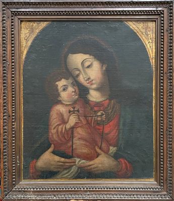 une peinture représentant une femme tenant un enfant dans ses bras