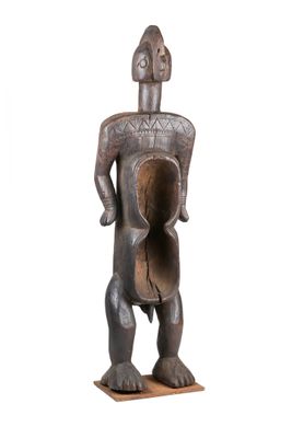 une image représentant une statue en bois d'un homme tenant un pot