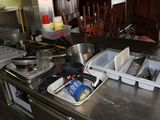 un plan de travail de cuisine sur lequel sont posés de nombreux plats et casseroles