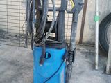 une machine bleue posée sur le sol