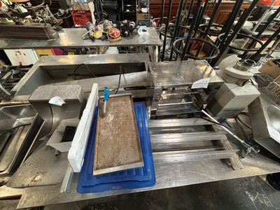 une photo d'une machine en train de fabriquer une miche de pain