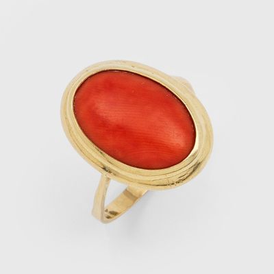 Gros plan sur une bague contenant une pierre rouge