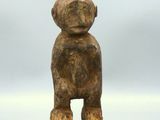 une image représentant une statue de singe posée sur un socle noir