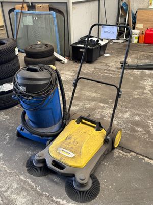 une photo d'un aspirateur jaune et noir posé par terre