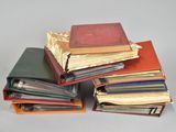plusieurs livres empilés sur une table
