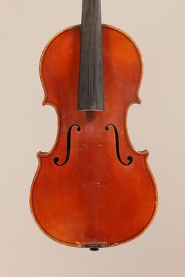 un vieux violon avec un archet accroché au dos