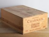 une boîte en bois avec une étiquette posée sur une table