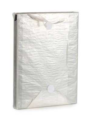 le sac en papier blanc est emballé dans du plastique et comporte un bouton blanc