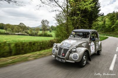une petite voiture qui roule sur la route