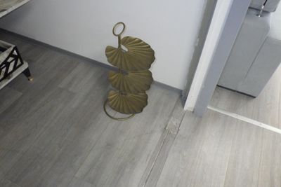 un parapluie doré qui se trouve par terre dans la cuisine