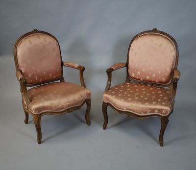 paire de fauteuils de style Louis XV avec assises rembourrées de velours rose