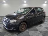 la photo d'une petite voiture noire garée dans un garage