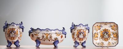 GIEN. Garniture de cheminée en faïence à décor Renaissance s…