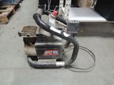 une machine posée à même le sol dans un entrepôt