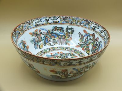 Bol à punch en porcelaine à décor d'émaux polychromes d'une …