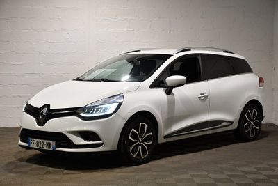 la voiture blanche est garée dans un garage dont le sol est recouvert de carreaux