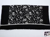 une photo d'une écharpe en noir et blanc ornée de fleurs blanches